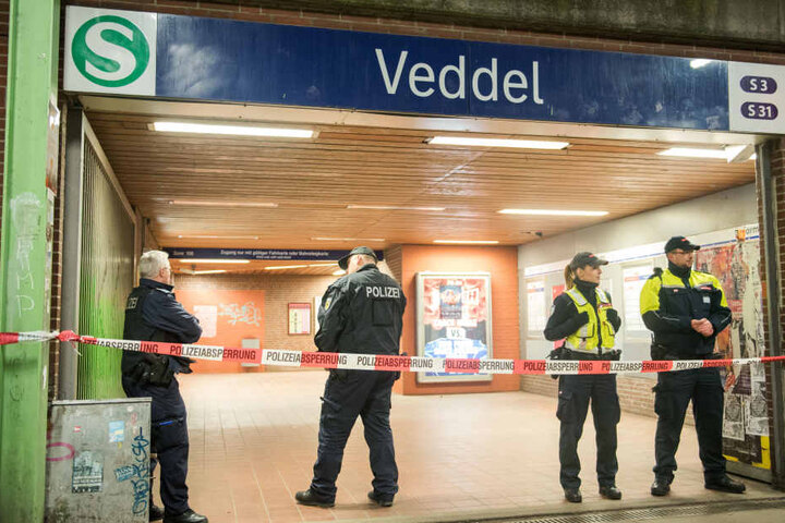 Polizisten sperren nach der Explosion einen Bahnsteig zum S-Bahnhof Veddel ab.