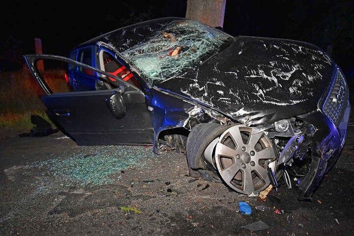 Die beiden Insassen konnten sich selbst aus dem Auto befreien und wurden nur leicht verletzt.