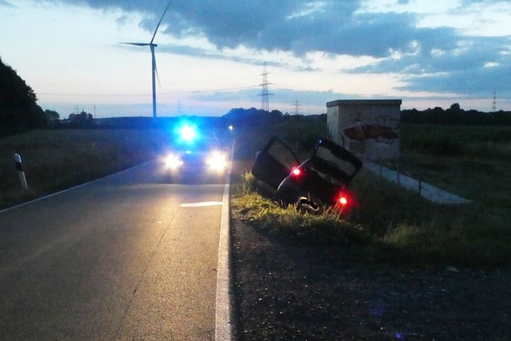 Den flüchtigen Wagen fand die Polizei schließlich in einem Straßengraben.