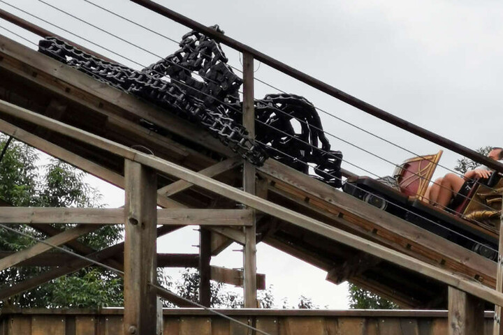 Die Kette an der Achterbahn ist gerissen.