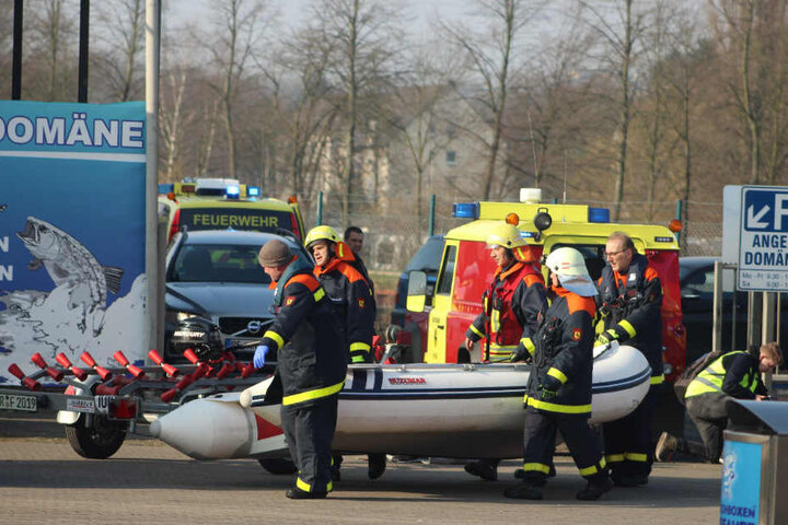 Mit einem Boot holte die Feuerwehr die Leiche aus dem Wasser.
