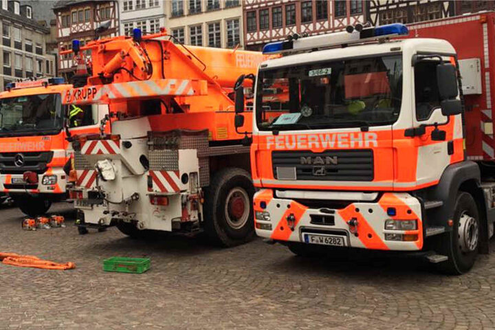 Schweres technisches Gerät war auf dem Römerberg im Einsatz.