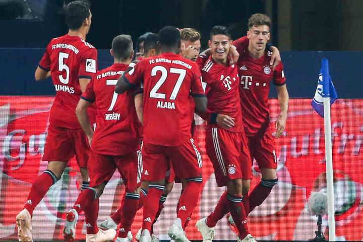 Der FC Bayern dominiert auch auf Schalke.
