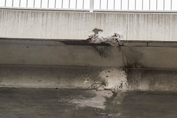 An dieser Stelle blieb der Kran hängen, die Brücke wurde stark beschädigt.