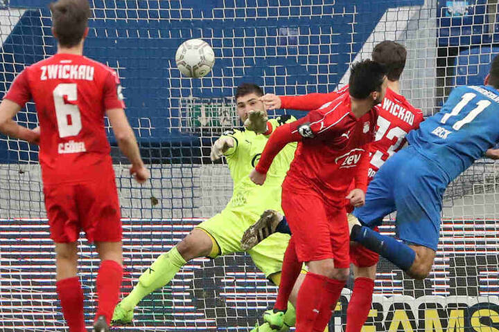 Keeper Johannes "Pommes" Brinkies hielt, was zu halten war.