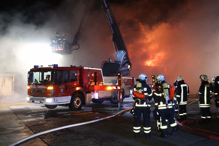 Zwei Gelenkmasten kamen zum Einsatz um die Flammen von
oben zu löschen