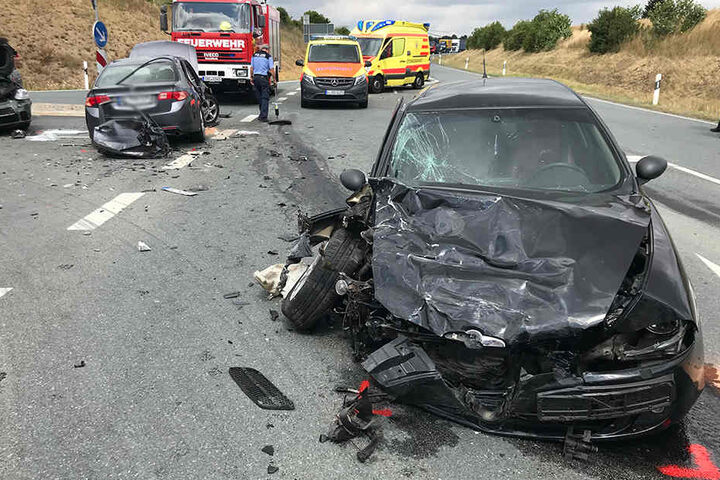 Drei Autos krachten im Kreuzungsbereich zusammen.