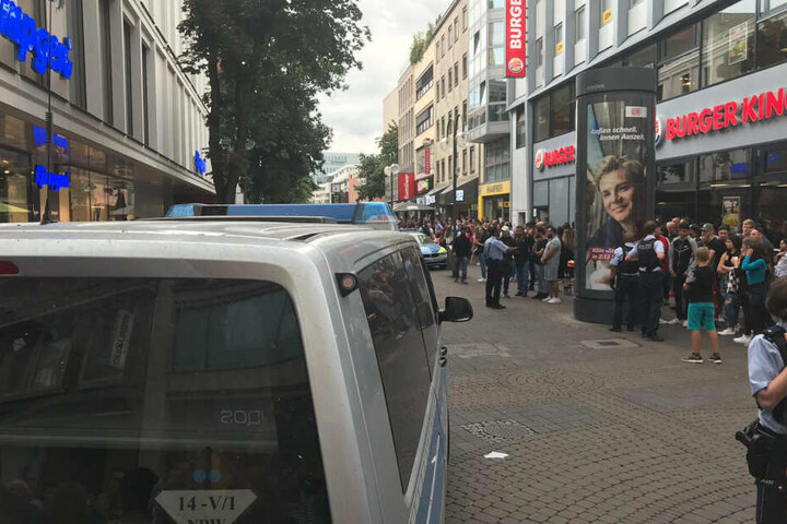 Mit Einsatzfahrzeugen wurde das Gebiet abgesperrt.