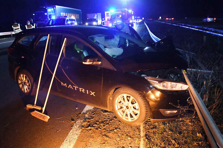 Der Ford Galaxy fraß sich nach dem Unfall in die Leitplanke.