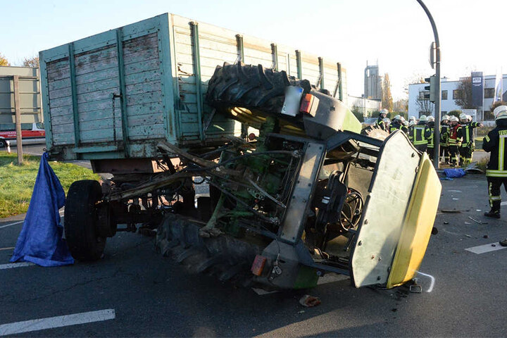 Der Trecker-Fahrer wurde schwer verletzt.