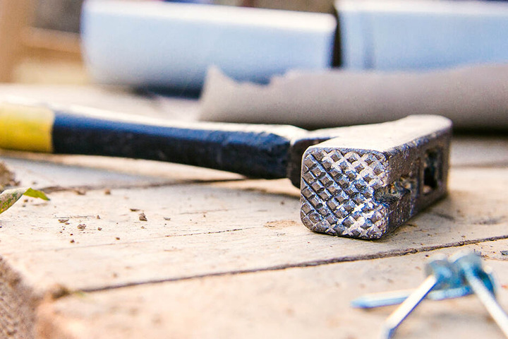 Dem hausmeister wurde mit einem Hammer auf den Kopf geschlagen. (Symbolbild)