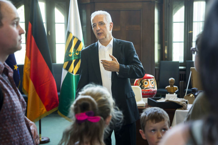 MP Tillich zeigt Bürgern sein Büro.