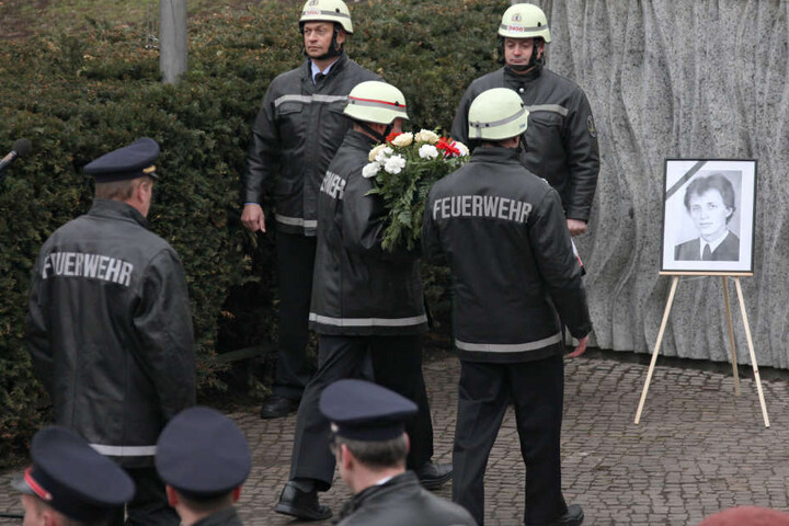 Traditionell legen die Feuerwehrleute einen Kranz nieder (Archivbild).