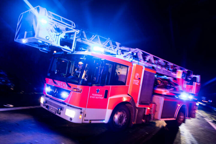 Die Feuerwehr musste den eingeklemmten Mann befreien. (Symbolbild)