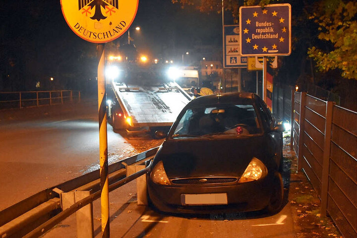 An der Grenze war Endstation: Die 18-jährige Beifahrerin soll festgenommen worden sein, der 28 Jahre alte Fahrer geflüchtet.