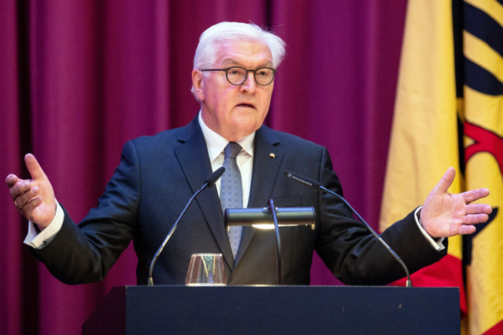 Bundespräsident Frank-Walter Steinmeier spricht beim Empfang zu "100 Jahre Volksbund" in Kassel.