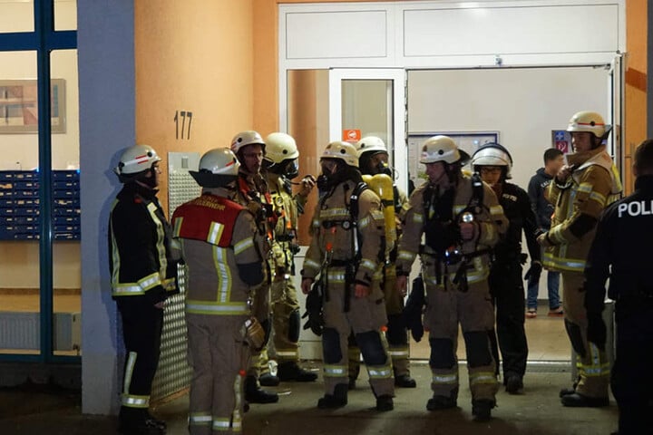 Die Feuerwehr ist mit 50 Rettungskräften vor Ort, um den Brand zu löschen.