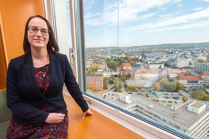 Schlemmen in knapp 100 Metern Höhe: Dorint-Vizechefin Tina Wascher (32) zeigt den Blick aus dem Restaurant-Fenster.
