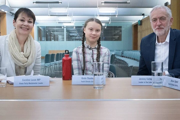 Greta trifft sich mit Caroline Lucas, Vorsitzende der Grünen-Partei, und Jeremy Corbyn, Vorsitzender der Labour-Partei, im britischen Unterhaus.