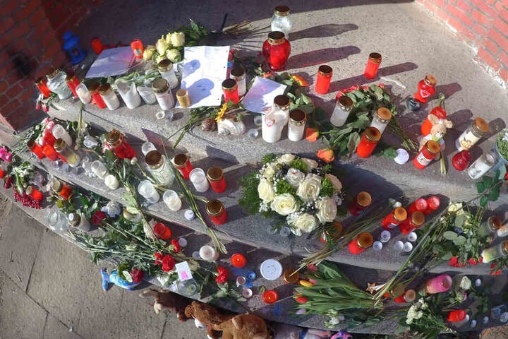 Die Eltern der Kinder haben dem Mädchen mit Kerzen und Blumen gedacht.
