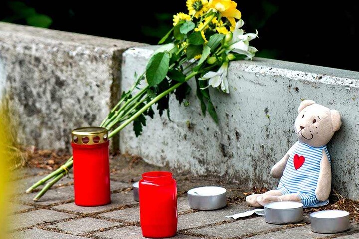 Kerzen und Blumen als Ausdruck der Anteilnahme und Trauer über den Tod der 16-Jährigen.