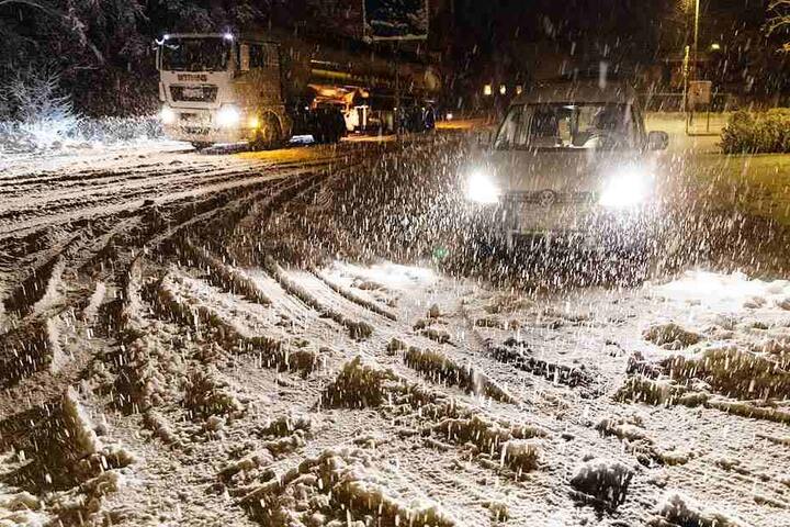 Auf der B95 bei Wehrsdorf lag auf der Straße innerhalb kürzester Zeit eine geschlossene Schneedecke.