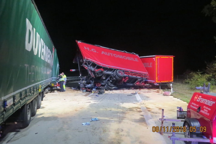 Der Anhänger des Lkw war dabei umgekippt.