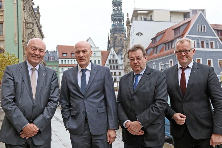IHK-Präsident Dieter Pfortner (v.l.) mit Volkswagen-Zwickau-Vorstand Frank Witter, Kongress-Veranstalter Michael Stopp und VW-Finanzvorstand Kai Siedlazek.