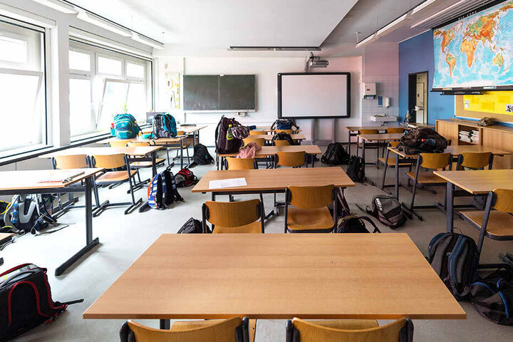Stühle, Tische, Schulranzen oder eine Tafel gehören in den Klassenraum. Überreste von Körpersäften nicht.