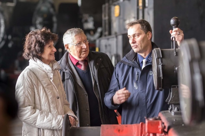 Der Freistaat Sachsen steuert 500 000 bei. Ministerin Eva-Maria Stange
(60) überbrachte Sven Liebold (49, g.r.) vom Museumsverein den
Zuwendungsbescheid.