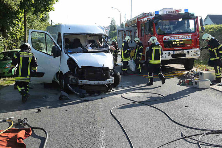 Drei Fahrzeuge, darunter ein Lkw, sind kollidiert.
