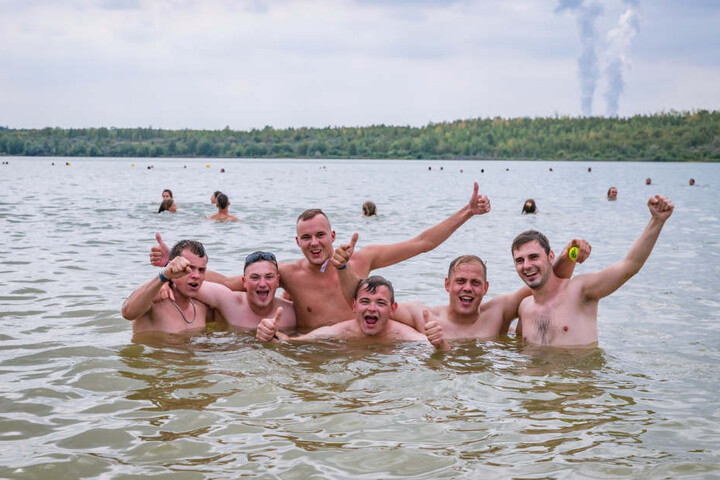 Wenn nicht nur die Hitze zu Kopf steigt: Erfrischung gab's beim Sprung in den Störmthaler See.