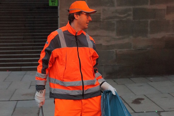 Der Reporter mit seiner "Lieblingswaffe", der Greifzange ("Zwicke").