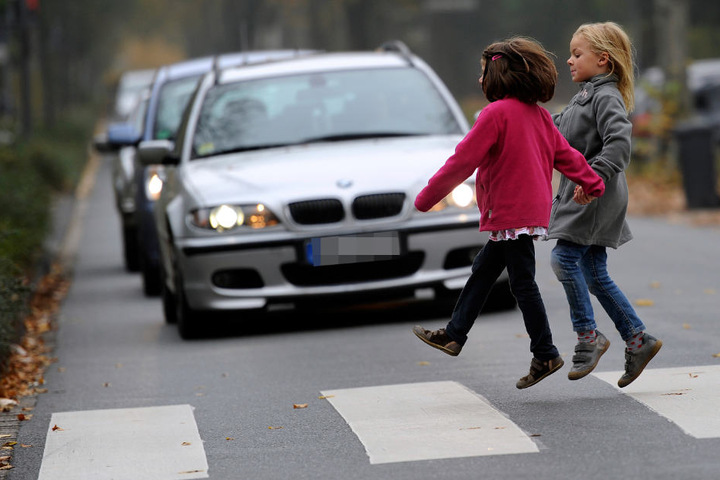 Kinder können im Straßenverkehr oftmals unberechenbar reagieren (Symbolfoto).