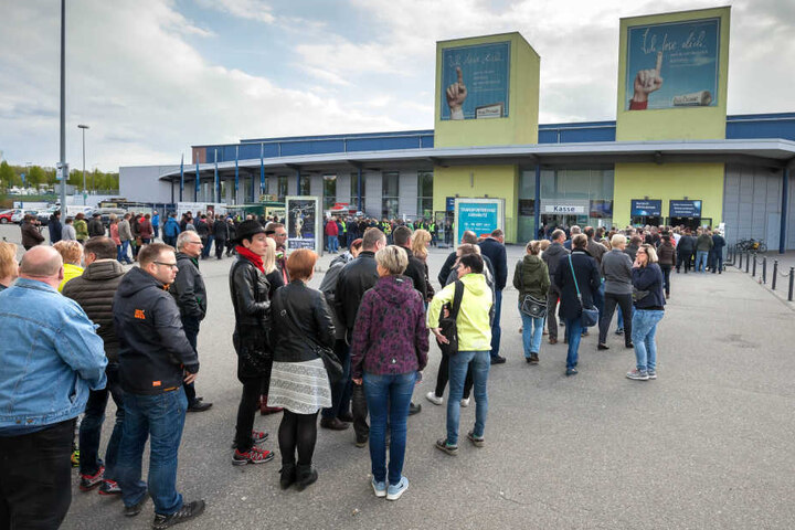 8000 Fans standen vor der Chemnitz-Arena Schlange, um den Panikrocker zu sehen.