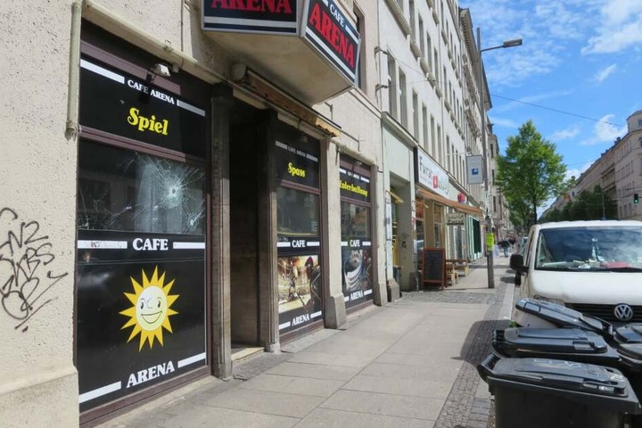 Vor diesem Spielcafé auf der Eisenbahnstraße wurde am Freitagabend ein Mann (54) niedergestochen.