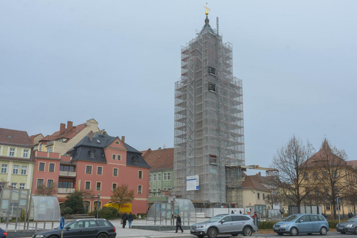 An der Dachspitze ist das Gerüst bereits abgebaut. Der Rest folgt nach dem Ende
des Wenzelsmarktes.