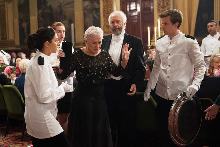 Irgendwann platzt Joan Castleman (M., Glenn Close) beim Essen der Kragen! Ehemann Joe (Zweiter von rechts, Jonathan Pryce) versucht zu schlichten.
