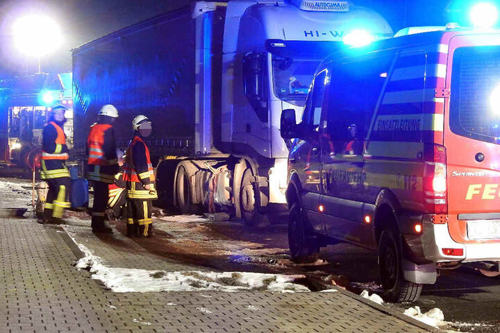 Bis tief in die Nacht hinein waren die Einsatzkräfte mit der Reparatur beschäftigt.