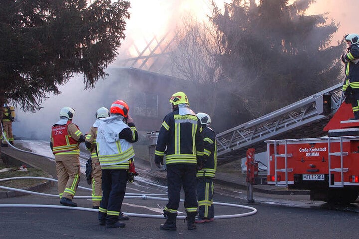 Die Einsatzkräfte der Feuerwehr konnten die Flammen schnell unter Kontrolle bringen, die Tischlerei aber wurde vollständig zerstört.