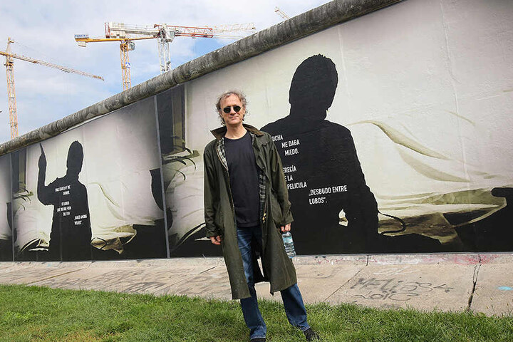 So sieht es aktuell auf der Rückseite der berühmten East-Side-Gallery aus. Stefan Roloff hat dort seine Kunstwerke zum Thema Todesstreifen ausgestellt.