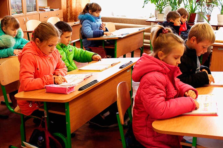 Unterricht nur in Winterjacken: Auch an dieser Schule in Bakhmutka sorgen die Helfer wieder für funktionierende Heizungen.