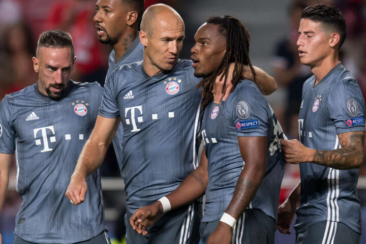 Renato Sanches (2.v.r.) steuerte zum Sieg des FC Bayern München in Lissabon einen Treffer bei.