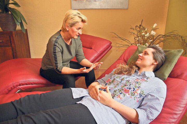 Cornelia Dalibor nimmt sich Zeit für ihre Klienten. Hier ist sie im Gespräch mit Alexandra Bonicke.