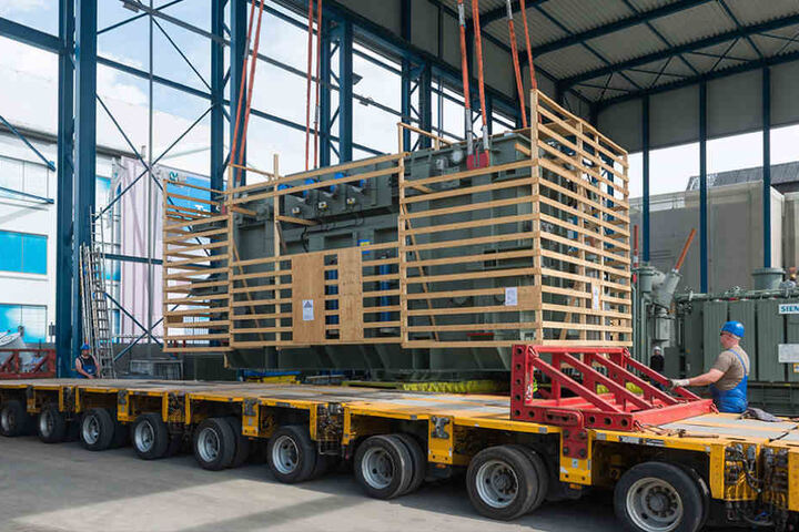 Per Hubkran wurde der Transformator auf einen Schwerlasttransport geladen.