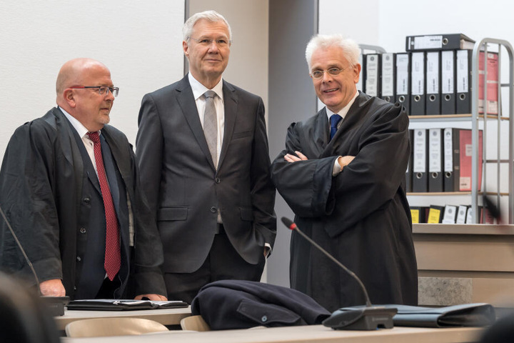Alfred Lehmann (M, CSU), ehemaliger Oberbürgermeister von Ingolstadt, steht vor Prozessbeginn im Landgericht Ingolstadt mit seinen Anwälten Jörg Gragert (l) und Andreas Mariassy (r) zusammen im Gerichtssaal.
