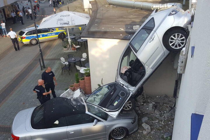 Beim Rangieren mit ihrem Auto durchbrach die Frau die Außenwand eines Parkhauses.