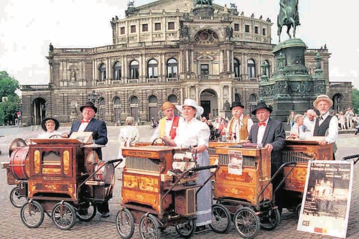 Die Göttinger Drehorgelspieler Elisabeth und Karl-Heinz Kopp kamen gern zum
Drehorgelfestival nach Dresden. Sie spielen zur Beerdigung ein letztes Lied für
Schalk.