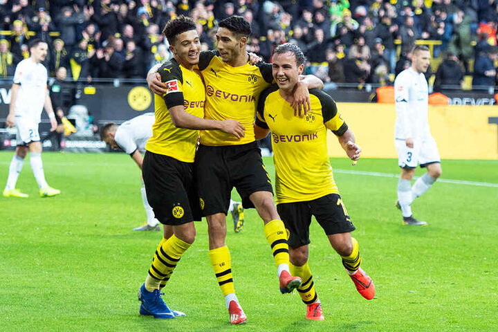 Mario Götze (r.) bejubelt mit Achraf Hakimi (M.) und dem überragenden Jadon Sancho (l.) sein 2:0 für den BVB.