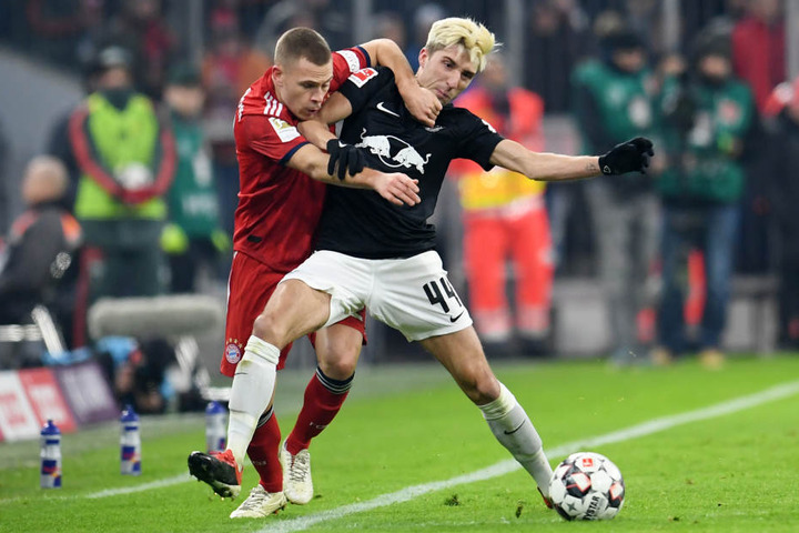 Der FC Bayern (hier Joshua Kimmich, l.) und RB Leipzig (hier Kevin Kampl) lieferten sich am Mittwochabend einen packenden Fight.